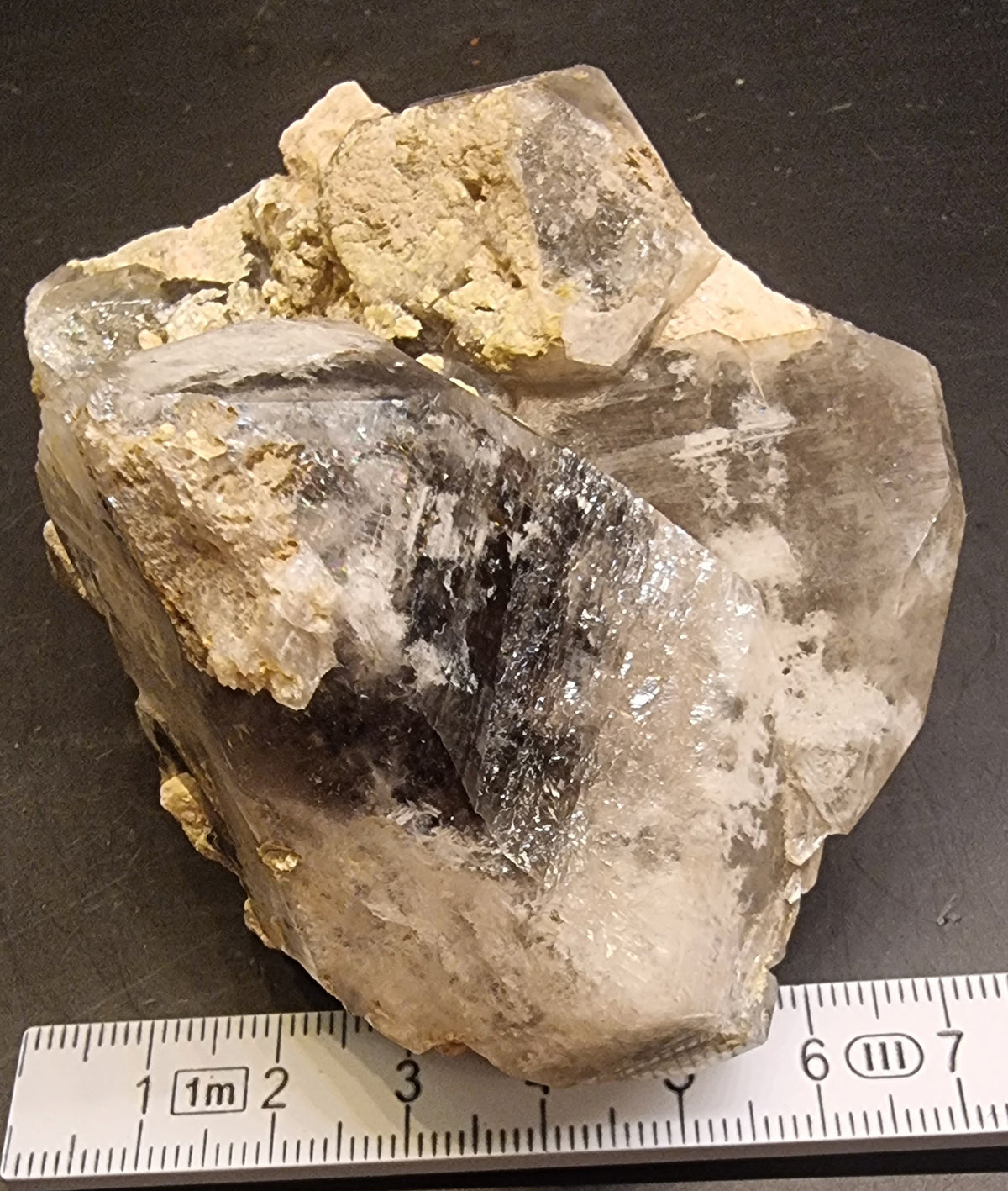 RØYKKVARTS MED FELTSPATRIK MATRISE – 230 G