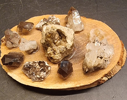 MINIATYRSAMLING MED RØYKKVARTS, BERGKRYSTALL OG VESUVIANITT