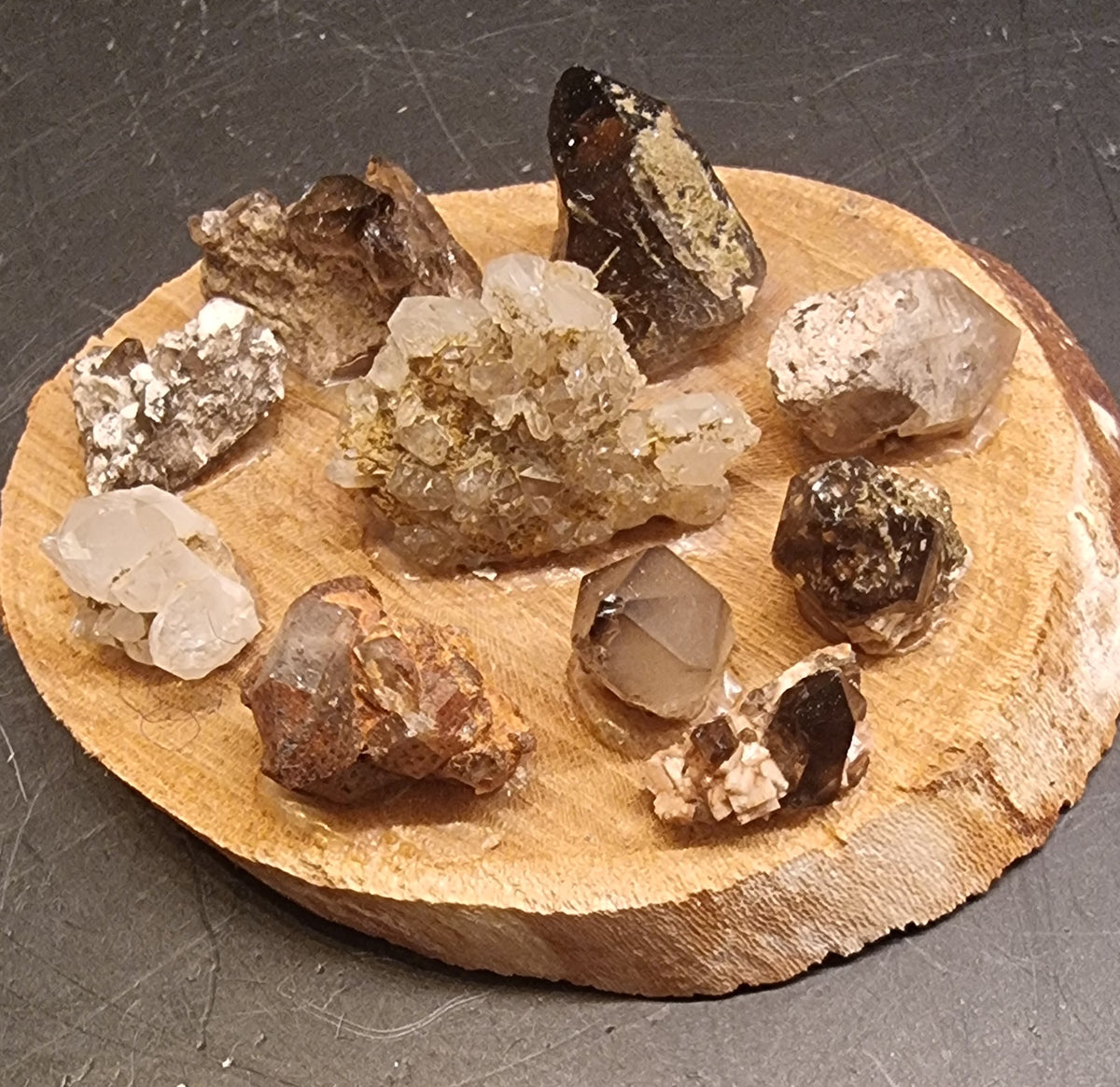 RØYKKVARTS OG BERGKRYSTALL FRA LIER – MINIATYRSAMLING