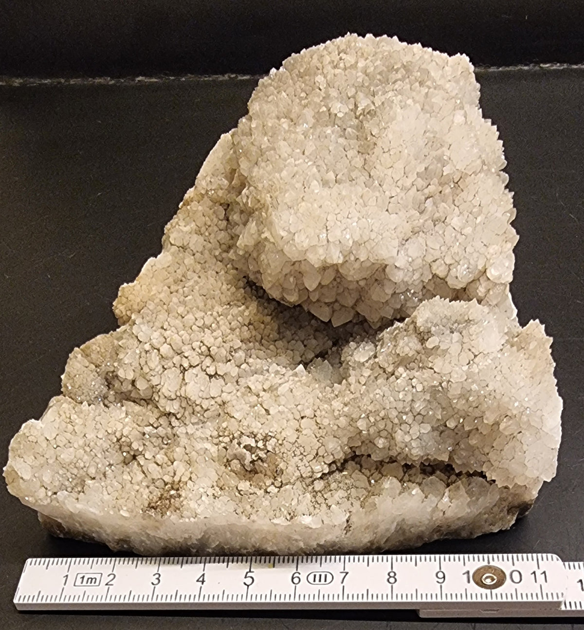 STOR KALKSPATDRUSE MED HVITT MINERALBELEGG – 677 G