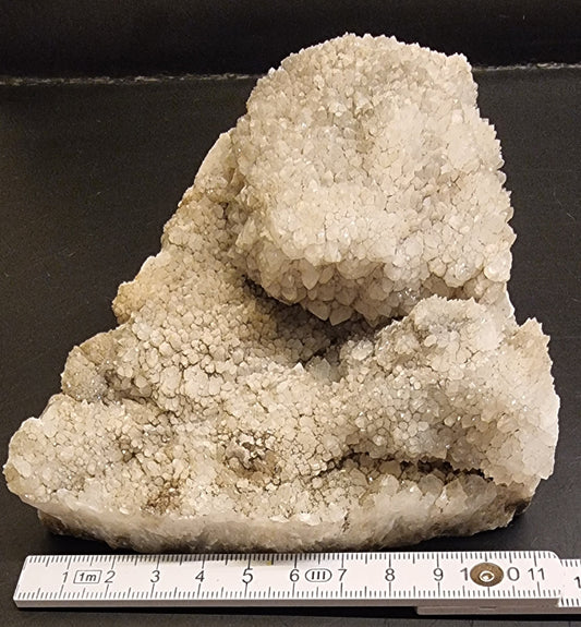 STOR KALKSPATDRUSE MED HVITT MINERALBELEGG – 677 G