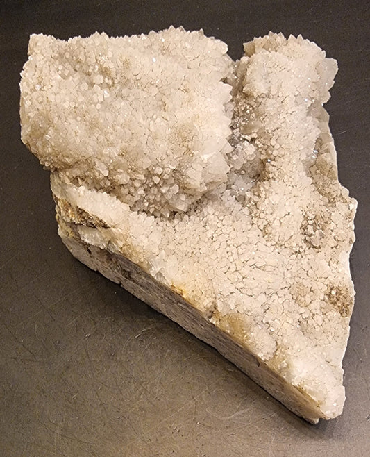 STOR KALKSPATDRUSE MED HVITT MINERALBELEGG – 677 G