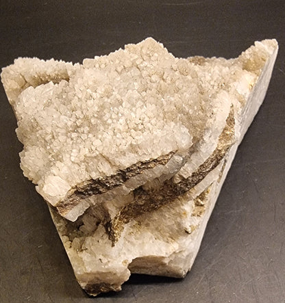 STOR KALKSPATDRUSE MED HVITT MINERALBELEGG – 677 G