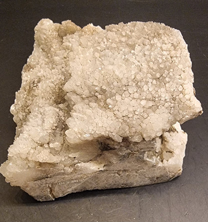 STOR KALKSPATDRUSE MED HVITT MINERALBELEGG – 677 G