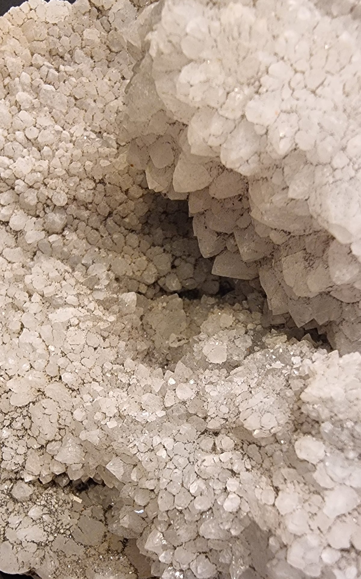 STOR KALKSPATDRUSE MED HVITT MINERALBELEGG – 677 G