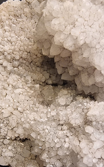 STOR KALKSPATDRUSE MED HVITT MINERALBELEGG – 677 G