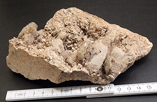 RØYKKVARTS PÅ FELTSPAT MED SVARTE MINERALINNESLUTNINGER – 490 G