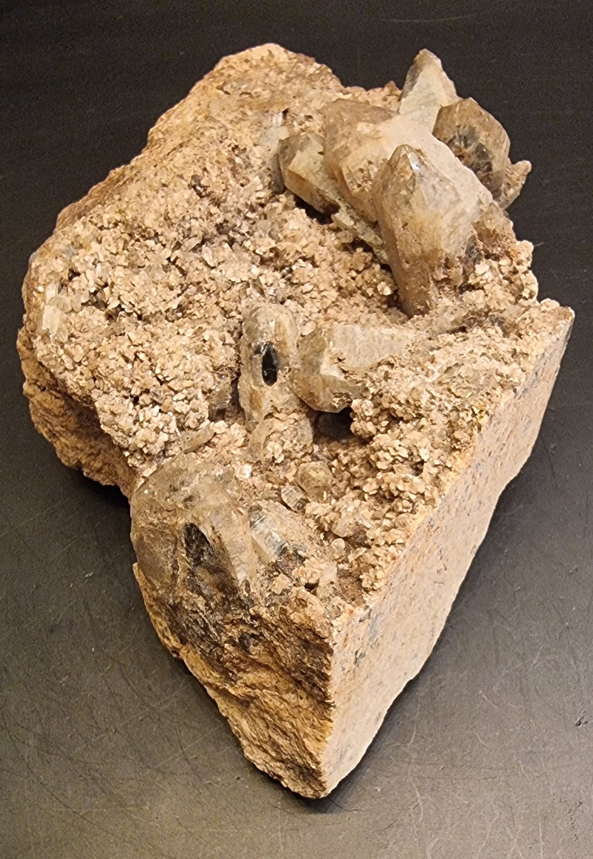 RØYKKVARTS PÅ FELTSPAT MED SVARTE MINERALINNESLUTNINGER – 490 G