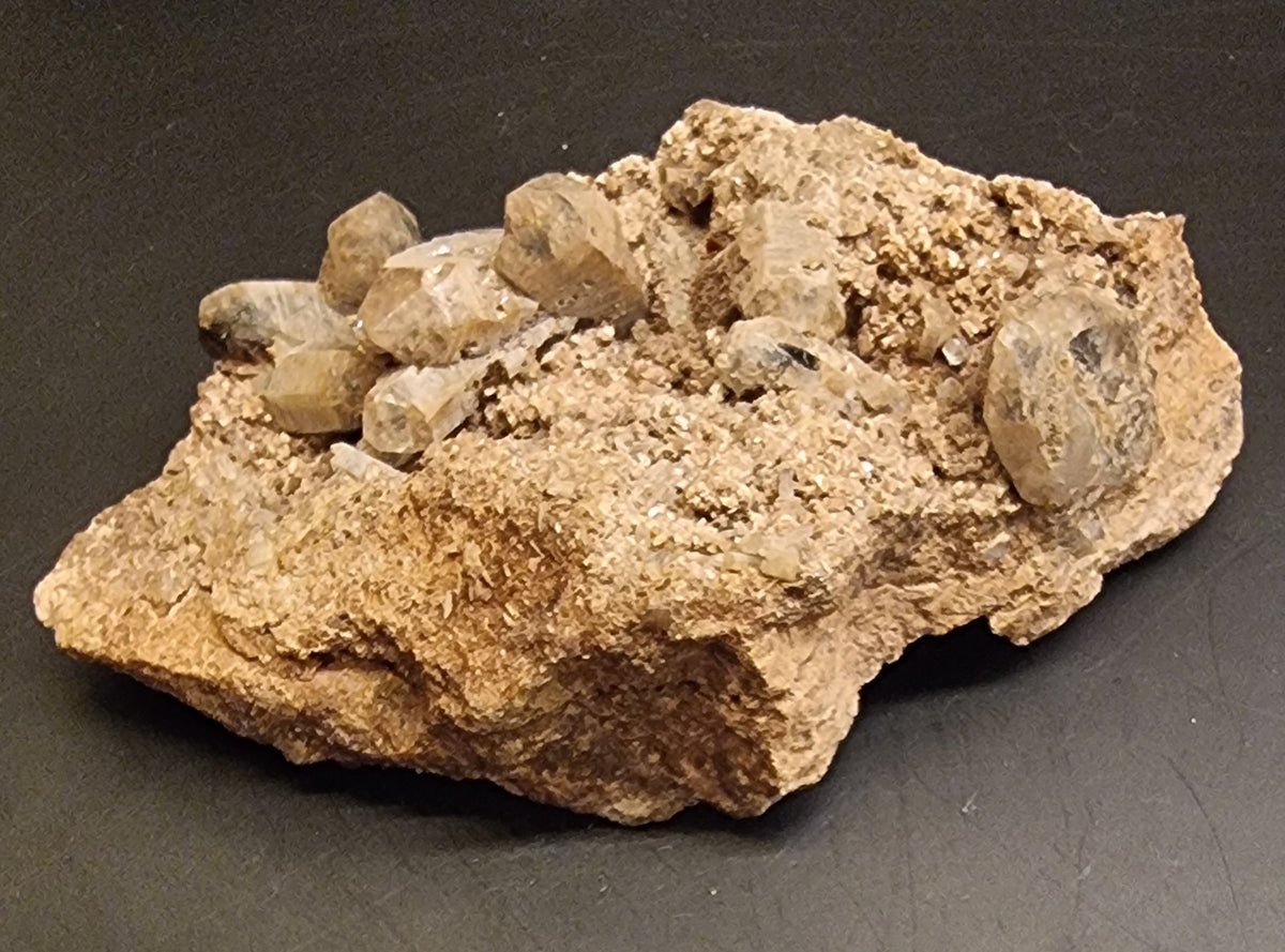 RØYKKVARTS PÅ FELTSPAT MED SVARTE MINERALINNESLUTNINGER – 490 G