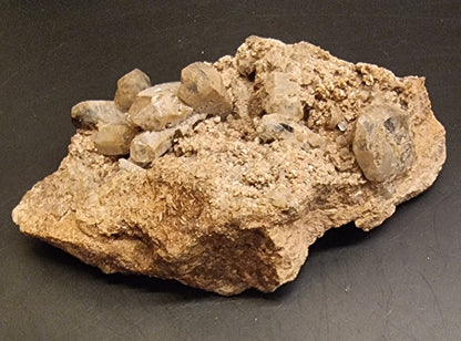 RØYKKVARTS PÅ FELTSPAT MED SVARTE MINERALINNESLUTNINGER – 490 G