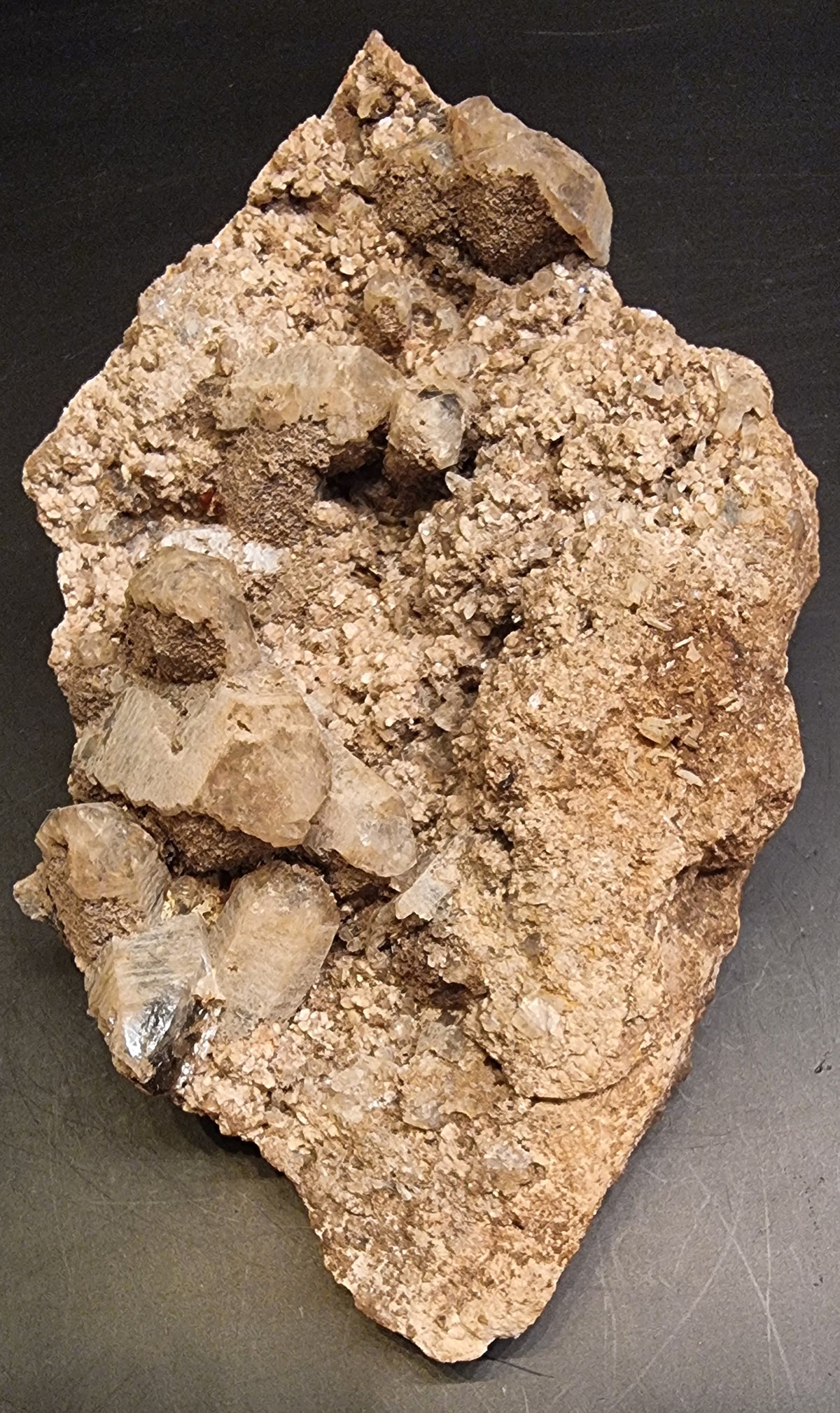 RØYKKVARTS PÅ FELTSPAT MED SVARTE MINERALINNESLUTNINGER – 490 G