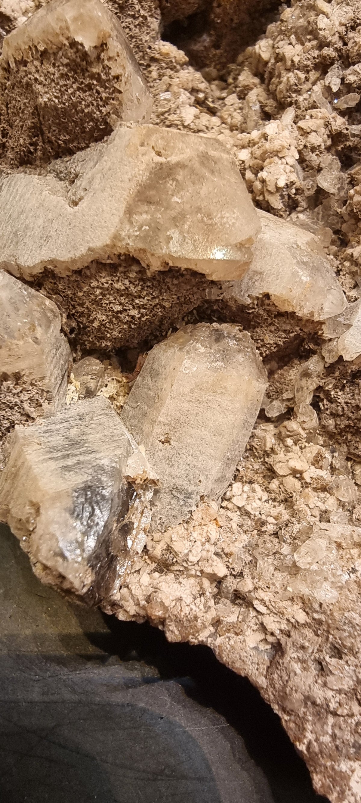 RØYKKVARTS PÅ FELTSPAT MED SVARTE MINERALINNESLUTNINGER – 490 G