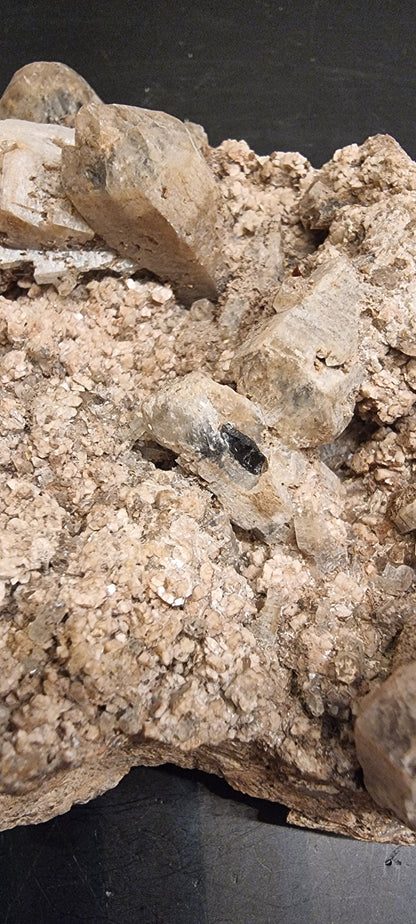 RØYKKVARTS PÅ FELTSPAT MED SVARTE MINERALINNESLUTNINGER – 490 G