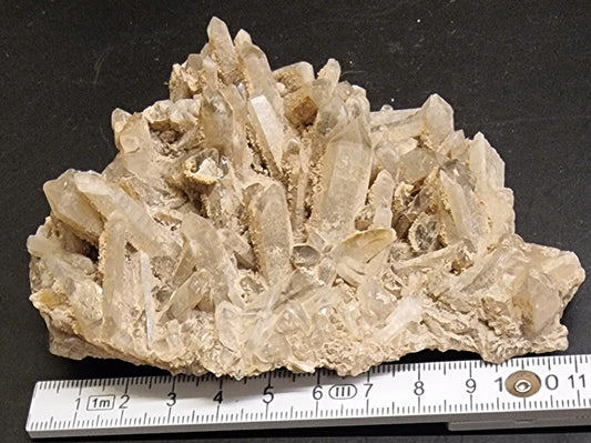 KVARTSGRUPPE MED LYST MINERALBELEGG – 204 G