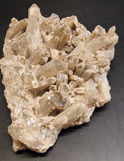 KVARTSGRUPPE MED LYST MINERALBELEGG – 204 G
