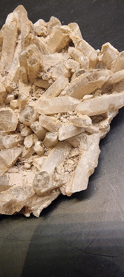 KVARTSGRUPPE MED LYST MINERALBELEGG – 204 G