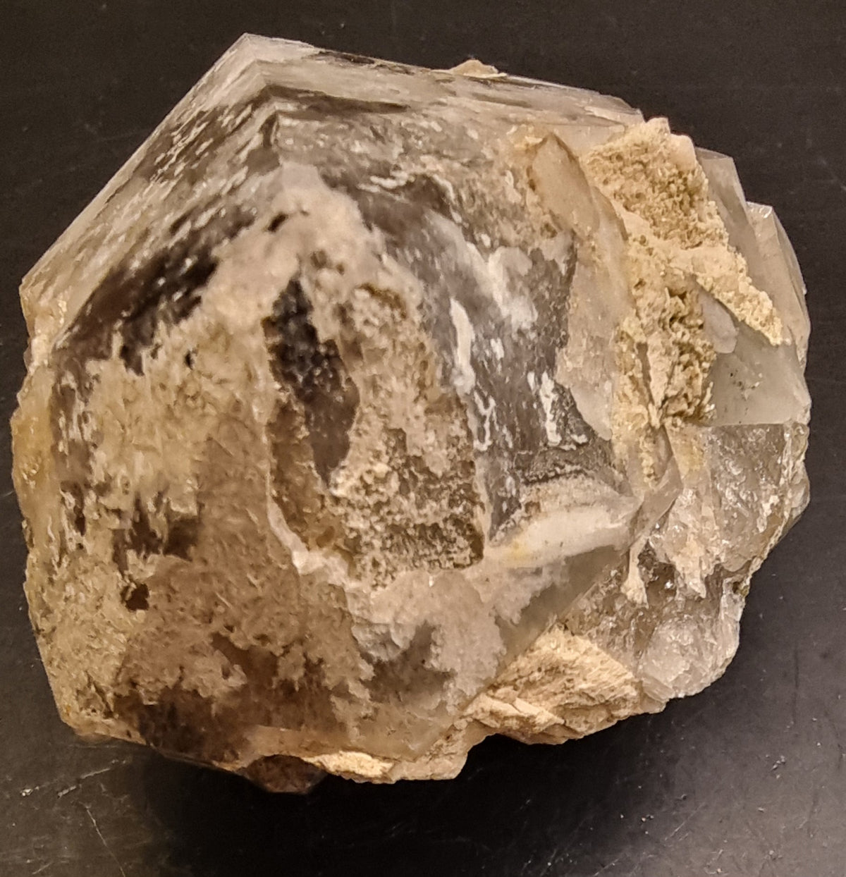 STORE RØYKVARTSKRYSTALLER MED MINERALBELEGG – 333 G