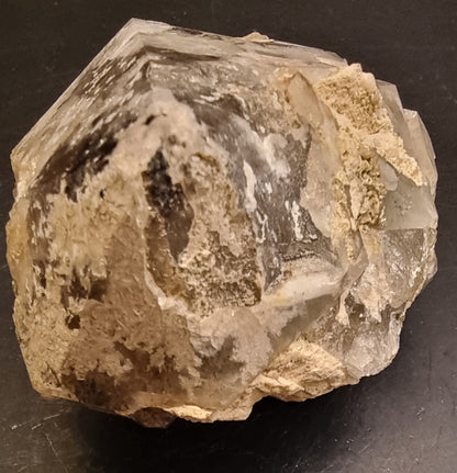 STORE RØYKVARTSKRYSTALLER MED MINERALBELEGG – 333 G