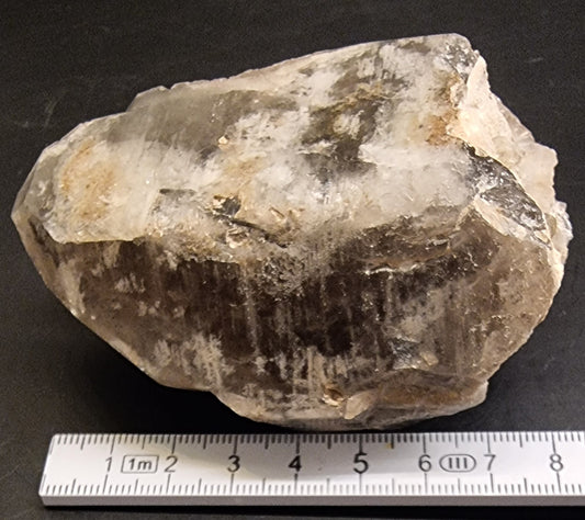 RØYKKVARTS MED HVITT MINERALBELEGG – 251 G