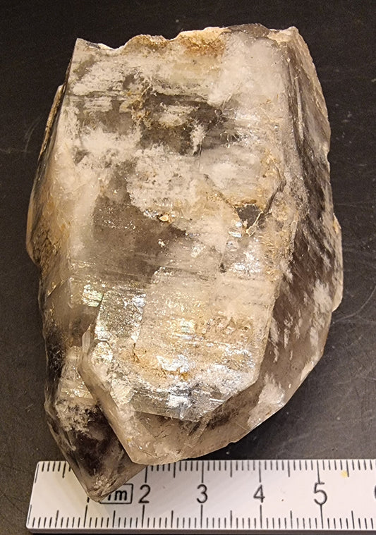 RØYKKVARTS MED HVITT MINERALBELEGG – 251 G