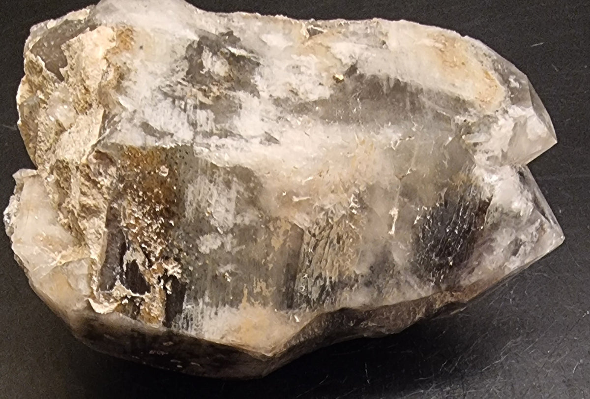 RØYKKVARTS MED HVITT MINERALBELEGG – 251 G