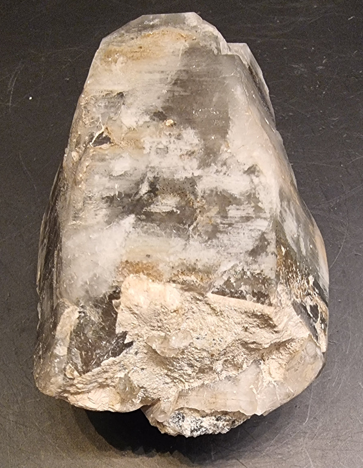RØYKKVARTS MED HVITT MINERALBELEGG – 251 G