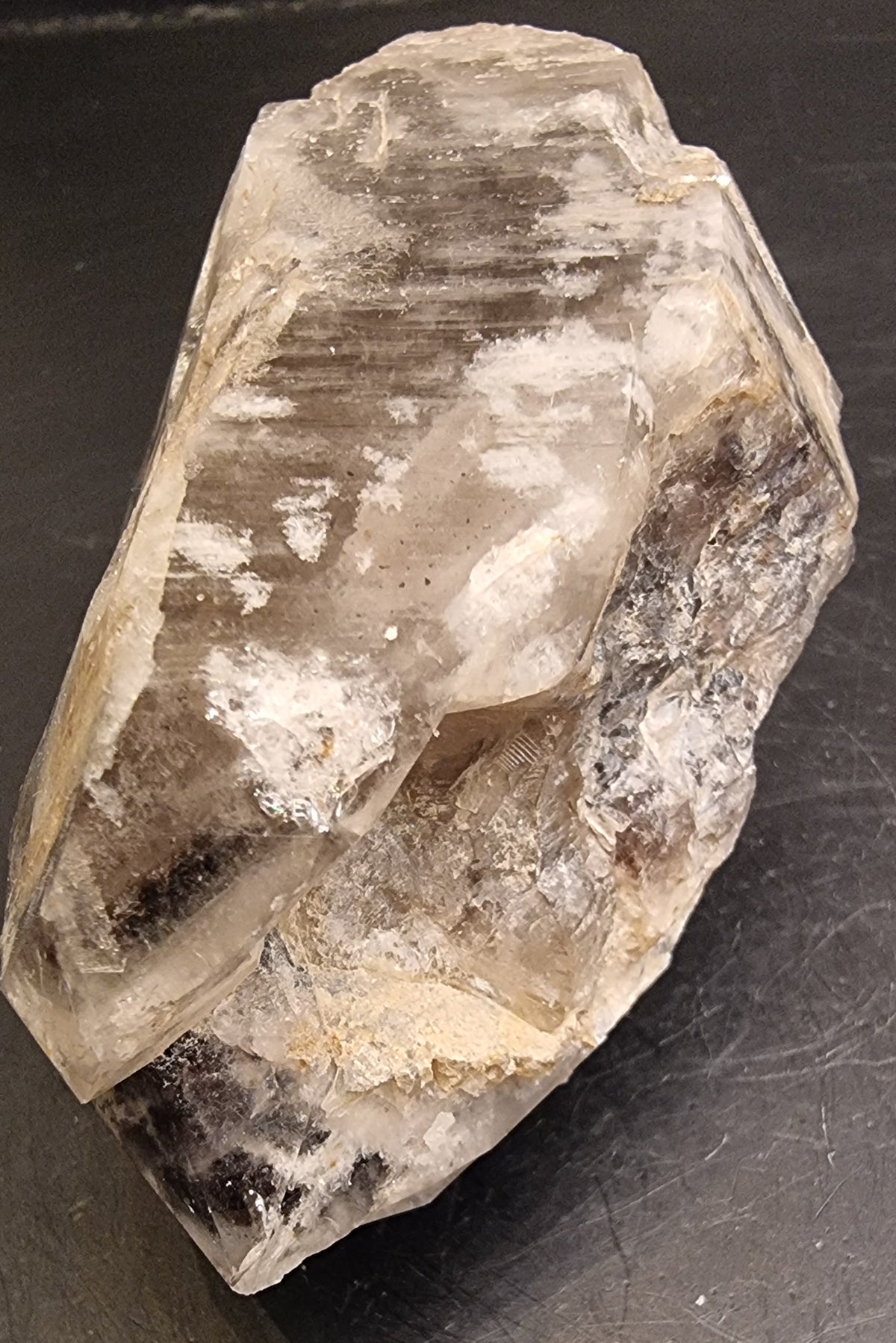 RØYKKVARTS MED HVITT MINERALBELEGG – 251 G