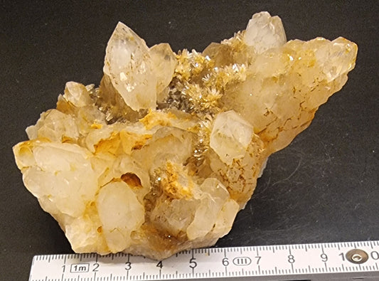 BERGKRYSTALL MED JERNOKSIDFARGING – 288 G