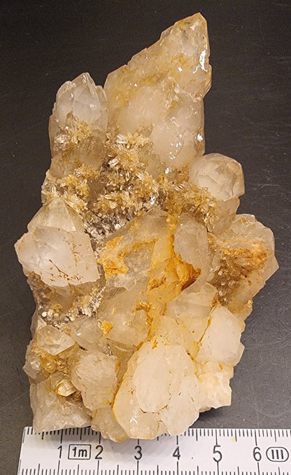 BERGKRYSTALL MED JERNOKSIDFARGING – 288 G
