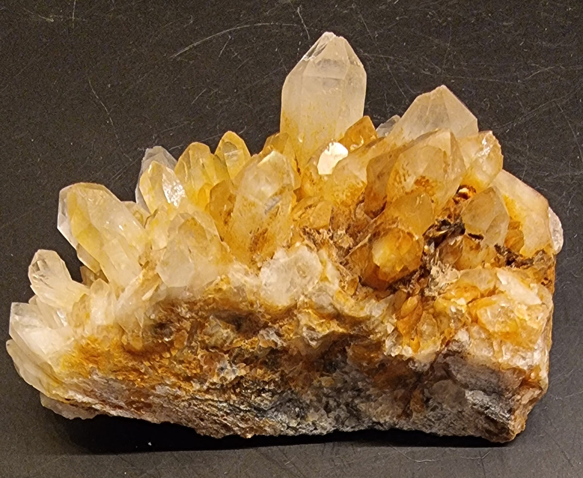 BERGKRYSTALL MED JERNOKSIDFARGING – 173 G