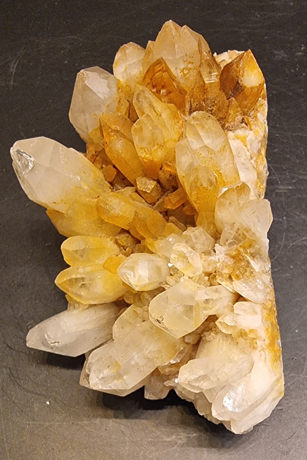 BERGKRYSTALL MED JERNOKSIDFARGING – 173 G