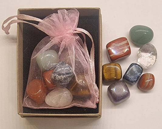 7 Chakra krystallsett – 7 polerte natursteiner i gavepose