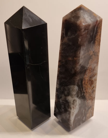 SVART OBSIDIAN OG PLUMEAGAT – TO STORE POLERTE OBELISKER – 1,31 KG