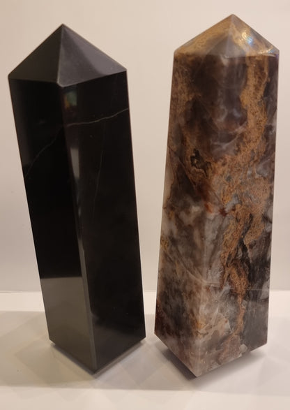 SVART OBSIDIAN OG PLUMEAGAT – TO STORE POLERTE OBELISKER – 1,31 KG