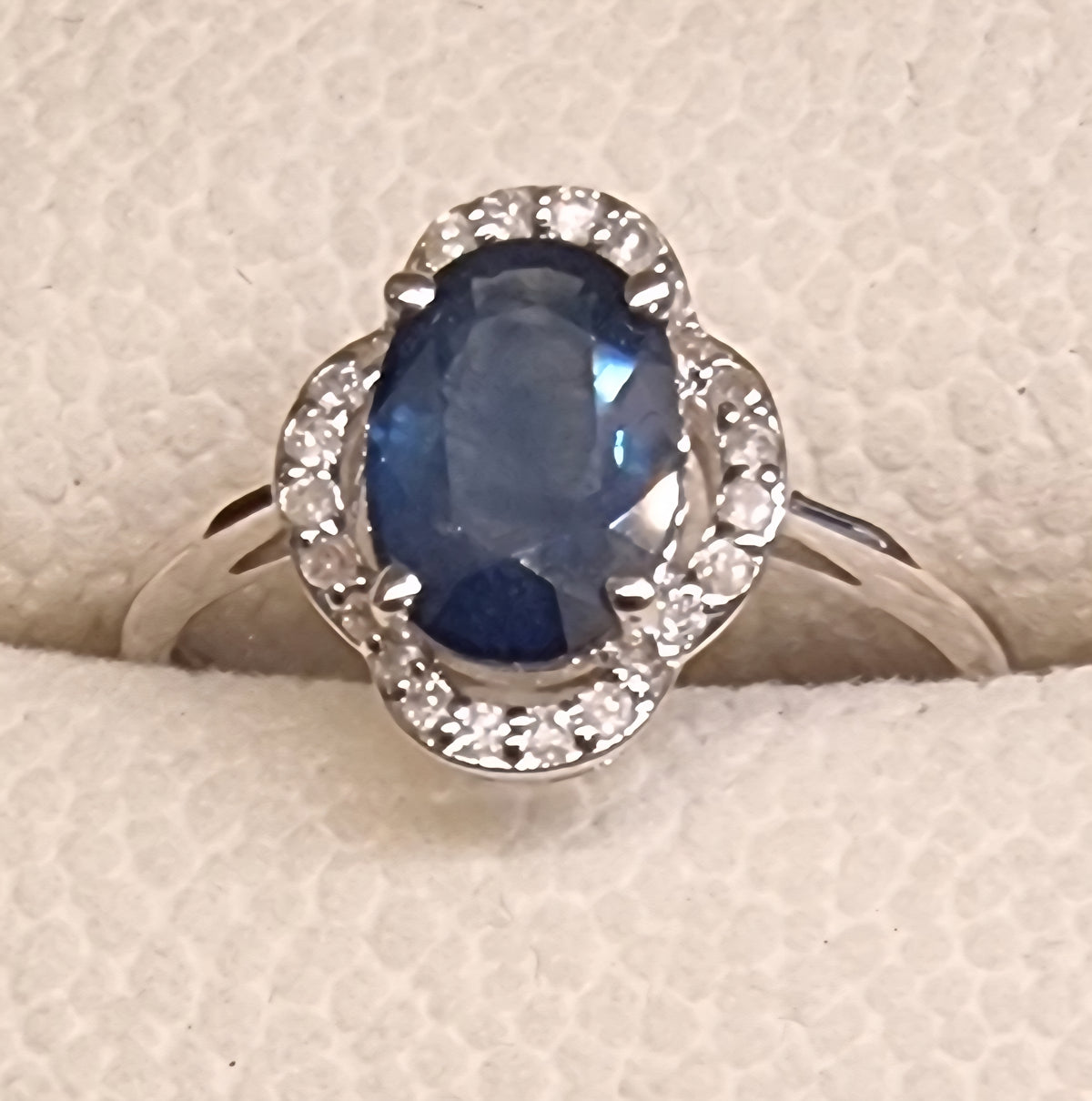 NATURLIG BLÅ SAFIR OG DIAMANTER – RING I 14 KARAT HVITT GULL – 1,66 CT – IGI-RAPPORT