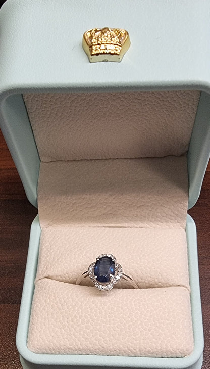 NATURLIG BLÅ SAFIR OG DIAMANTER – RING I 14 KARAT HVITT GULL – 1,66 CT – IGI-RAPPORT
