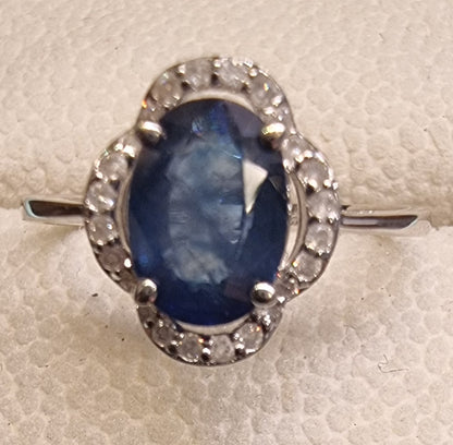 NATURLIG BLÅ SAFIR OG DIAMANTER – RING I 14 KARAT HVITT GULL – 1,66 CT – IGI-RAPPORT