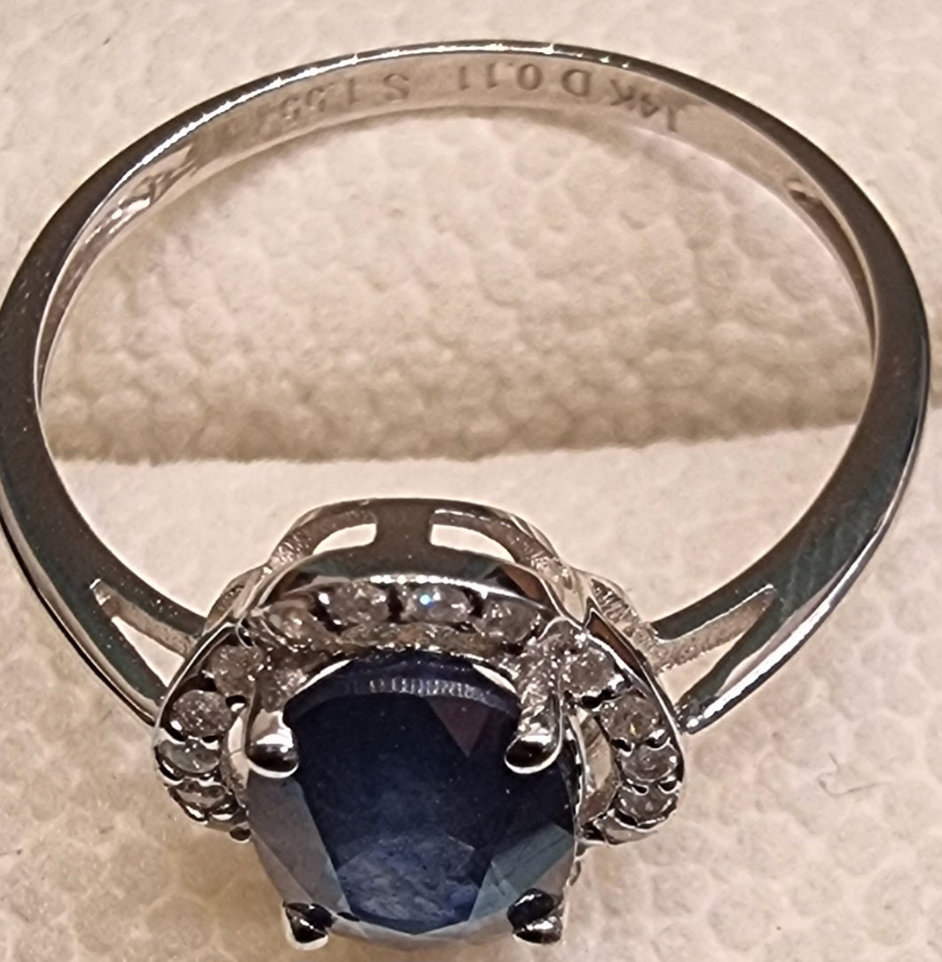 NATURLIG BLÅ SAFIR OG DIAMANTER – RING I 14 KARAT HVITT GULL – 1,66 CT – IGI-RAPPORT