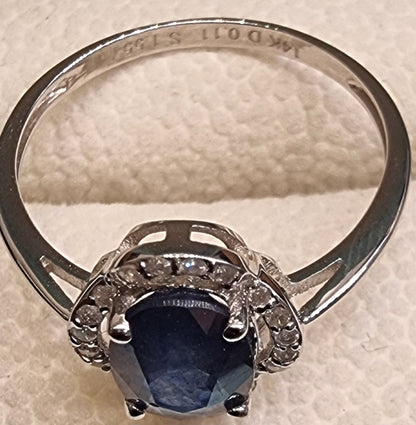 NATURLIG BLÅ SAFIR OG DIAMANTER – RING I 14 KARAT HVITT GULL – 1,66 CT – IGI-RAPPORT
