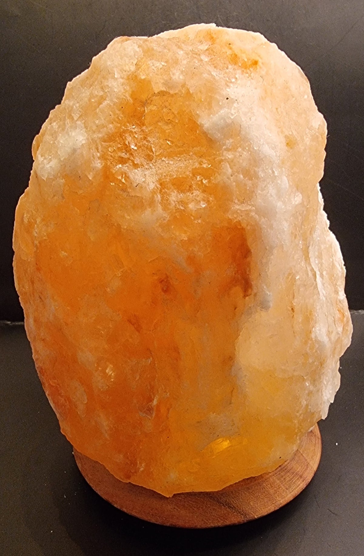 SALTSTENSLAMPE MED LED-LYS OG TREFOT – 2,48 KG