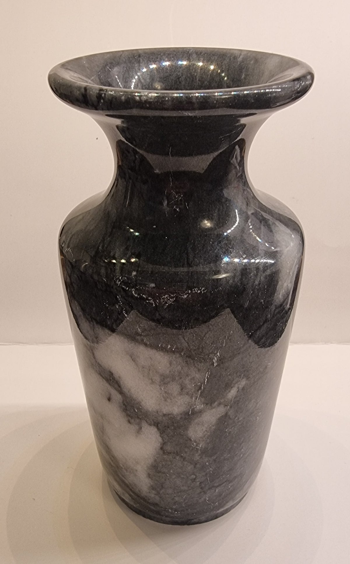 POLERT VASE I MØRK NATURSTEIN – 15 CM – 665 G